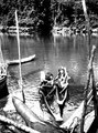 Indianer som varit och fiskat med flerspetsiga spjut. Erh, från Erland Nordenskiöld 1928 - SMVK - 004042.tif
