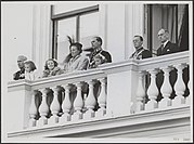 Intocht van koningin Juliana in Den Haag, koninklijke familie op het balkon van Paleis Noordeinde tijdens het defilé, 18 september 1948 (Nationaal Archief)