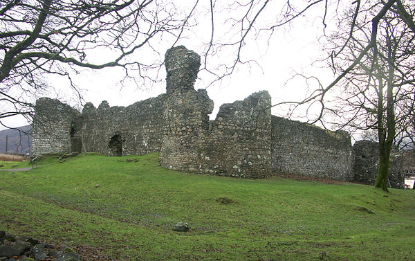 Now-ruinous Inverlochy Castle was once a stronghold of the Comyn kindred. In 1297, Alasdair Óg Mac Domhnaill pursued his opponents to the castle, wher