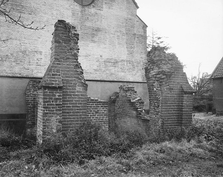 File:Kerk en torenrestant - Hedikhuizen - 20104027 - RCE.jpg