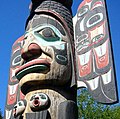 Alaska Tlingıt stilinde bir totem direği