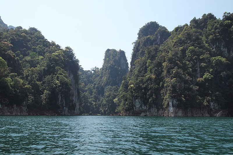 File:Khao Sok, Cheow Lan Lake, Limestone rock formations, Thailand.jpg