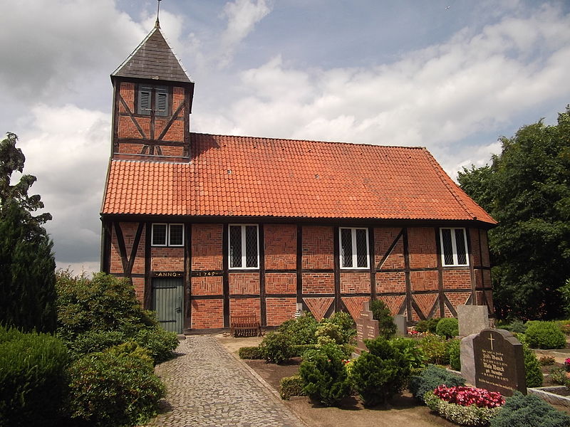 File:Kirche Niendorf Seitenansicht.JPG