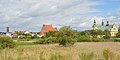 Polski: panorama Starówki Od prawej: kościół i klasztor bernardynów z XVIII wieku, gotycki kościół farny z XV wieku, gotycka wieża ratusza miejskiego