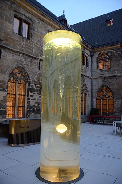 File:Kruisherenhotel Maastricht, water & light sculpture in former cloister yard - panoramio.jpg