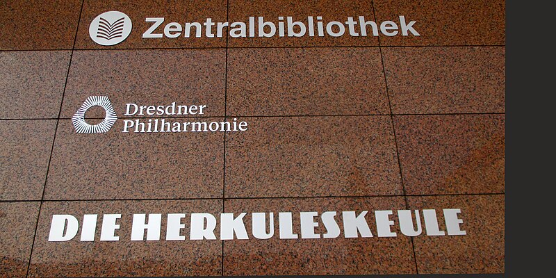 File:Kulturpalast Dresden - Zentralbibliothek - Dresdner Philharmonie - Die Herkuleskeule - Textanzeige - Bild 001.jpg