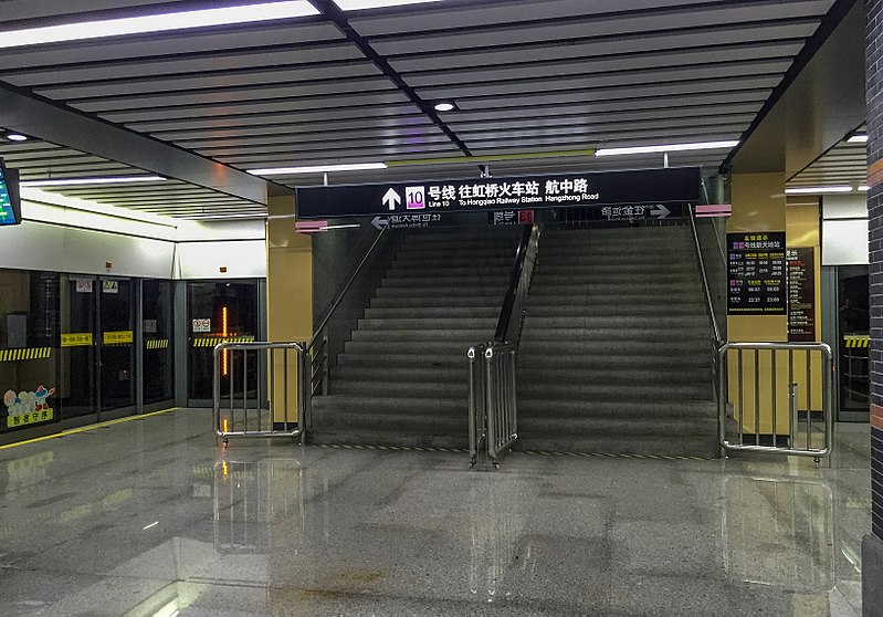 File:L13-L10 interchange stairs at Xintiandi Station (20170910145022).jpg
