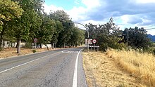 Ingresso attraverso la CL-601 da Segovia a La Pradera de Navalhorno, quartiere fisicamente legato a Valsaín