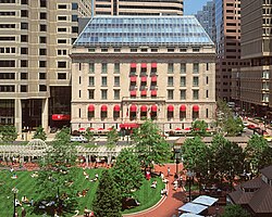 Das Langham Hotel befindet sich am nordöstlichen Rand des Platzes. Im Vordergrund ist auch der Norman B. Leventhal Park zu sehen.