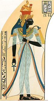 Tegning etter veggdekorasjon fra Egypts 18. dynasti som viser Nefertari (1292-1225 f.Kr.), farao Ramses IIs favoritthustru, iført plissert kalasaris og overdådig krone; nederst består den av en «gribbhette», tradisjonelt dronningplagg, som knyttet bæreren til gudinnen Nekhbet (i Øvre Egypt), og seinere Mut, for å understreke morsrollen. Bare prester og kongelige bar sandaler av papyrus. Andre gikk barbeint.