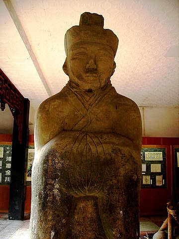 东汉石像，上有铭文“李府君讳冰”，1974年在外江出土