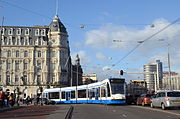 Tramlijn 4 op de Nieuwe Brug bij het Victoria Hotel tegenover het Centraal Station van Amsterdam; 31 december 2015. Foto: Erik Swierstra.