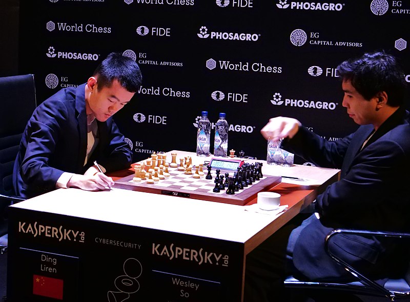 File:Liren Ding (li.) und Wesley So, Kandidatenturnier Berlin 2018, 10. Runde.jpg