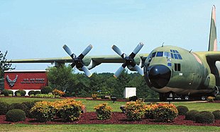 Entrén till Little Rock Air Force Base med uppställd C-130 Hercules (som användes vid Saigons fall) samt flygplatsens uppställningsplats med stort antal C-130 i aktiv tjänst.