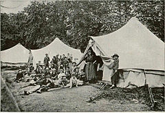Ljubljana po potresu - pred šotorom 1895.jpg