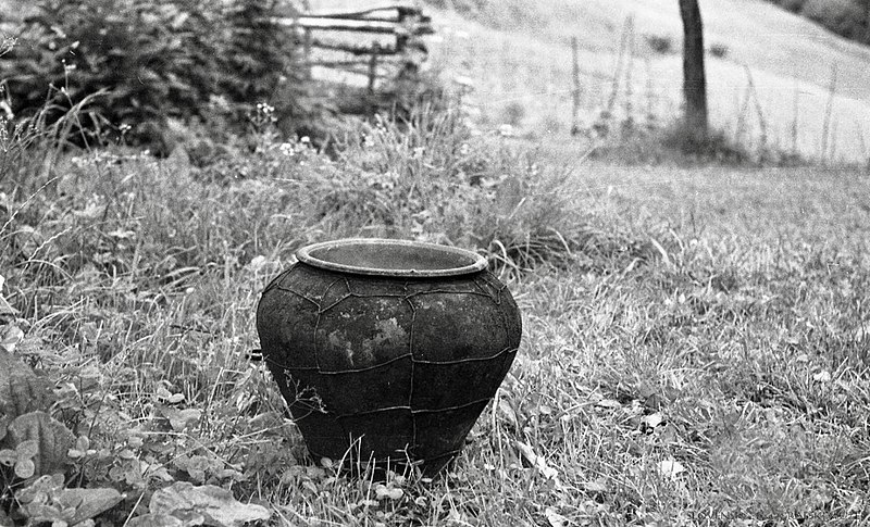 File:Lonec za zažiganje blagoslovljenega lesa proti nevihti (lonec običajen, svinjski), rabi ga Karel Denovnik, Spodnji Dolič 1963.jpg