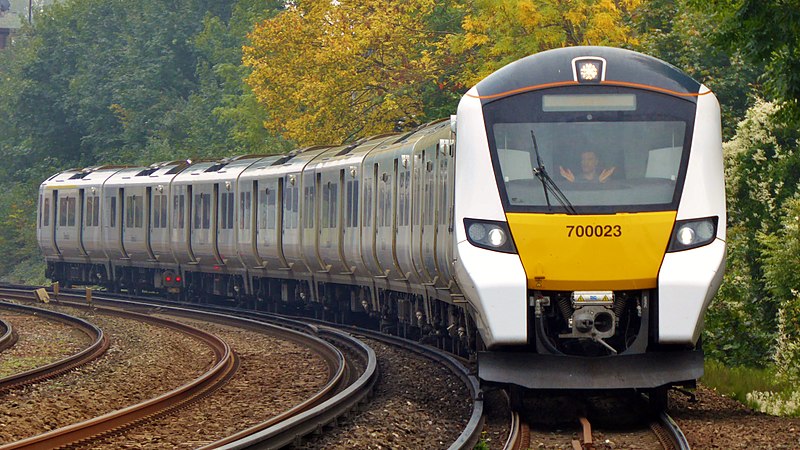 File:Look no hands 700023 Sevenoaks to Kentish Town 2E81 (23500098958).jpg