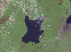 Lough Neagh Landsat-satelliittikuvassa. Hallinnolliset rajat punaisella.