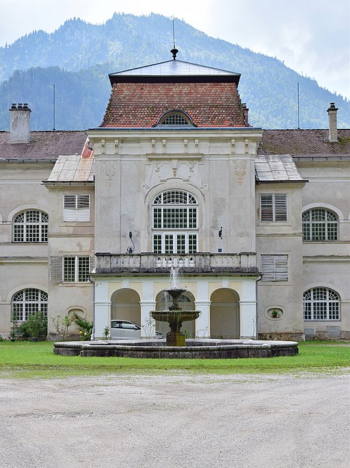 Lunz am See - Schloss Seehof - Mittelteil mit Brunnen