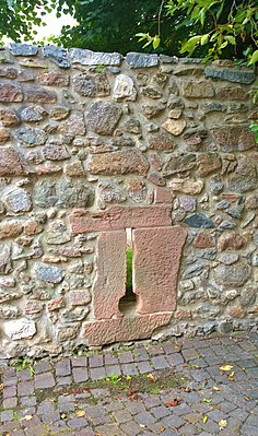 Restos de la muralla de la ciudad con aspilleras