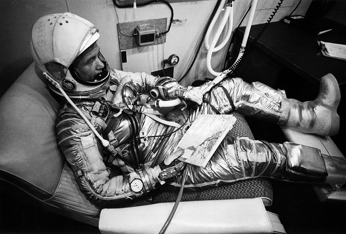 John 6. Джон Гленн младший запуск. Soldier 1998 spacesuit. Bold man in spacesuit. British Moon spacesuit.