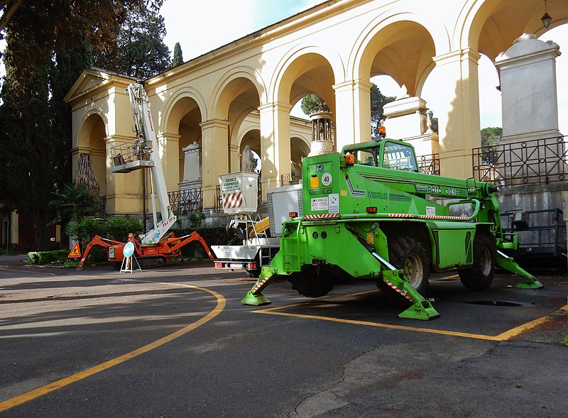 File:Macchinari per cimitero.jpg