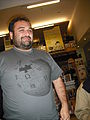 Magister con la camiseta de Wikipedia bien puesta.