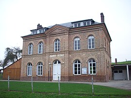 Rathaus und Schule in Le Héron