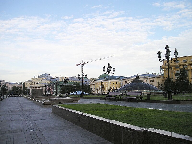 File:ManezhnayaSquare Moscow.jpg