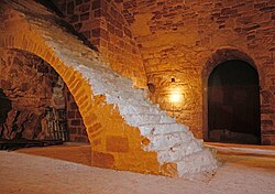 Treppe zum Brunnen im Schloss Marburg