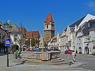 Marktplatz, Blick auf den Wehrturm, Perchtoldsdorf.jpg