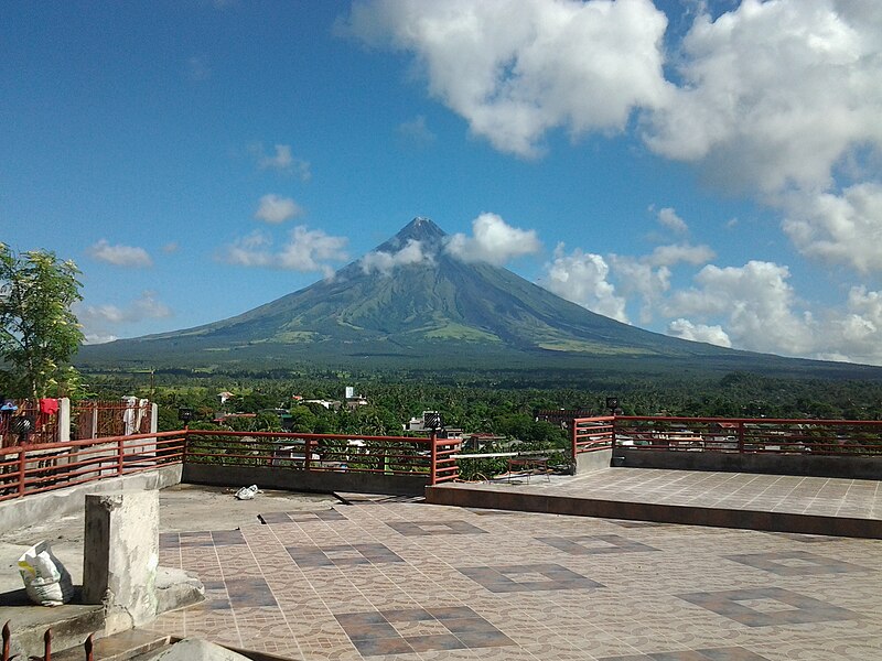 File:Mayon Volcano 2013.jpg