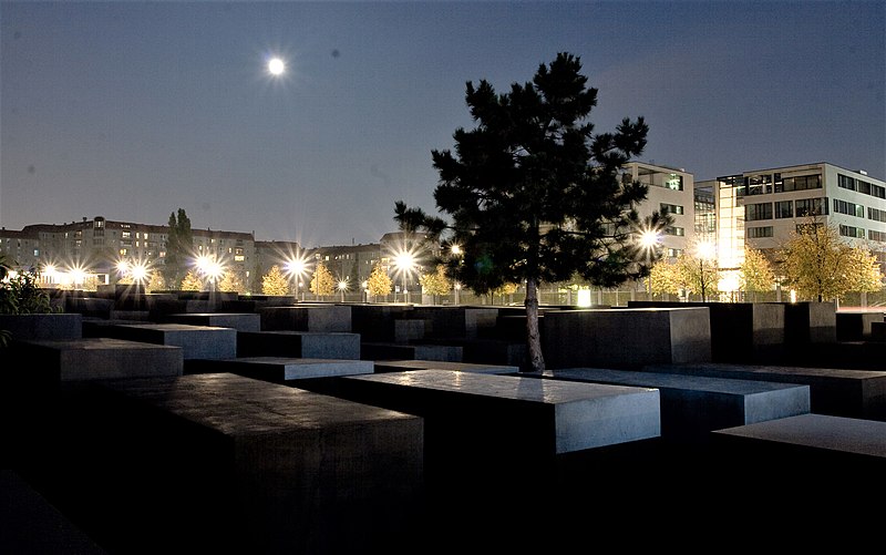 File:Memorial by night.jpg