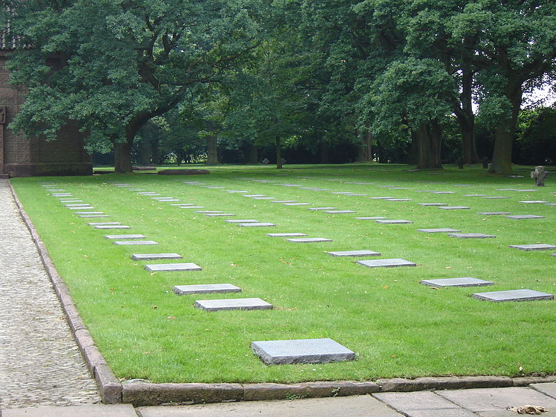 File:Menen - Deutscher Soldatenfriedhof 2.jpg