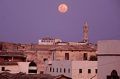 Merca minaret moonrise.jpg