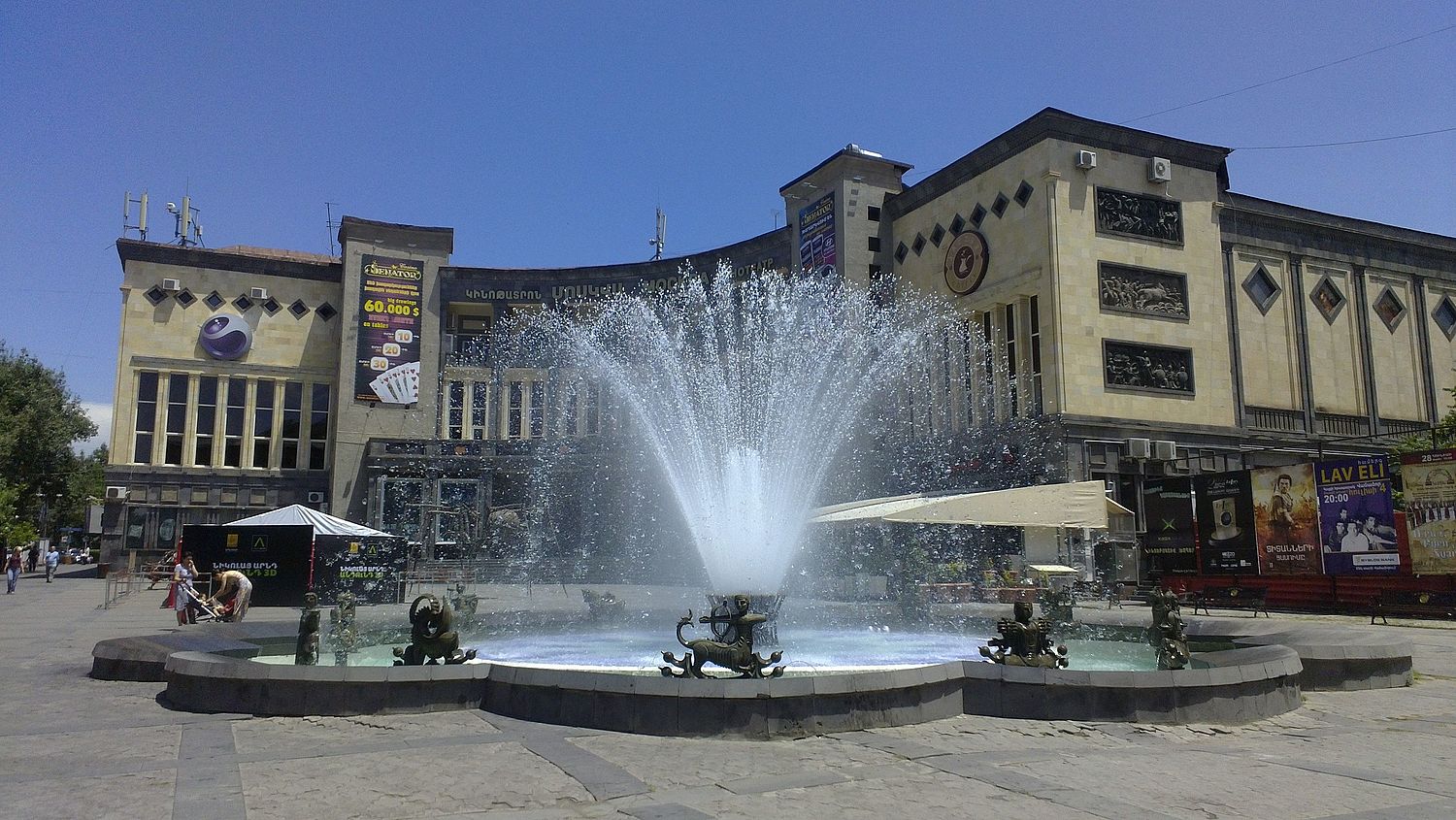 Cinema armenia. Площадь Азнавура в Ереване. Площадь Шарль Азнавур Ереван. Площадь Шарля Азнавура. Кинотеатр Москва Ереван площадь.