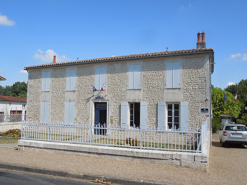 File:Mosnac C-M, mairie.jpg