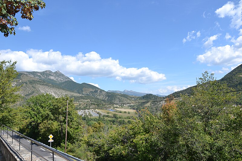 File:Moydans - paysage vu du village.jpg