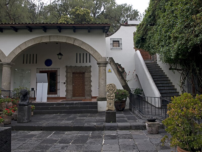 File:Museo Dolores Olmedo Inner Yard.jpg