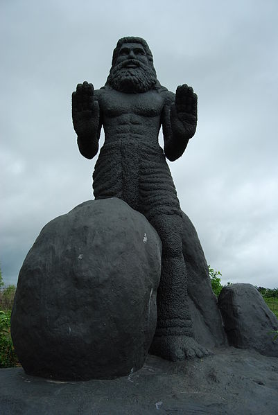 File:Naranathu bhanthan statue at rayiram kunnu.jpg