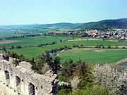 Blick von der Ruine Brandenburg auf die Werraschleifen in der Talaue von Herleshausen.