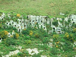 Necropolis Pantalica, arhitectură funerară rock - panoramio.jpg