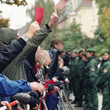 Counterdemonstration against Burgerbewegung gegen die Wehrmachtsausstellung, in Munich, 2002 Neonaziaufmarsch in Muenchen 04.jpg