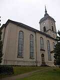 The entire church and cemetery Niederstriegis with the individual monuments: Church with furnishings, war memorial for the fallen of the First World War (two memorial plaques next to the church portal), memorial for the victims of fascism, crypt (without a name next to the churchyard gate) and wall (see also individual monuments - Obj. 09207723, same address) as well as cemetery design (garden monument)