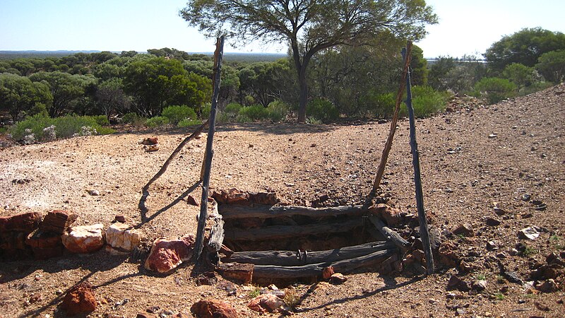 File:Old mine shaft near Sunrise Dam Gold Mine.jpg