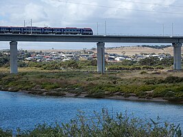 Електропотяг на мосту через ріку Онкапарінга, Лінія «Seaford»