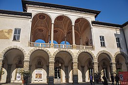 Genovese loggia in the internal court yard Palazzo borromeo Arese dal cortile interno.jpg