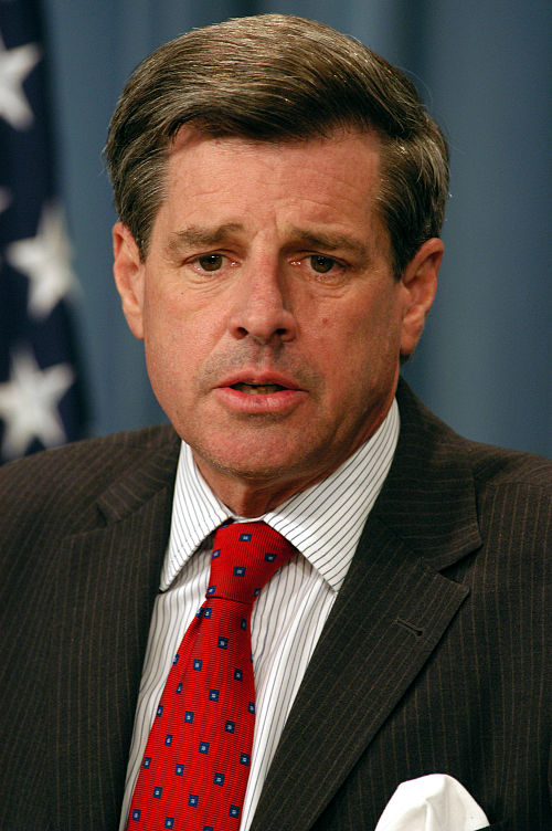 פול ברמר, הנציב העליון של עיראק, בין מאי 2003 ליוני 2004, שהיה בעל השפעה רבה על עיצובה מחדש של עיראק