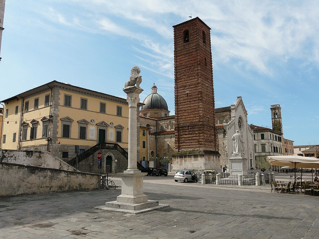 File:Pietrasanta-piazza del teatro2.jpg