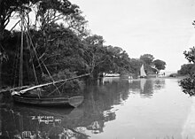 Pleasure boats along Deep Creek circa 1900 Pleasure craft at Deep Creek, Waiake Beach, Torbay, Auckland (21664245386) (cropped).jpg